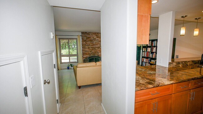 Building Photo - Updated 4BR Townhome in La Jolla Shores He...