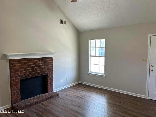 Foto del edificio - 7059 Hampton Dr