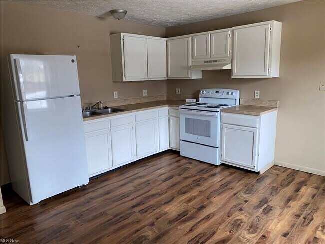 Building Photo - 161 Weller Dr