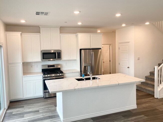 Building Photo - Spectacular new townhome in Henderson - 3 ...