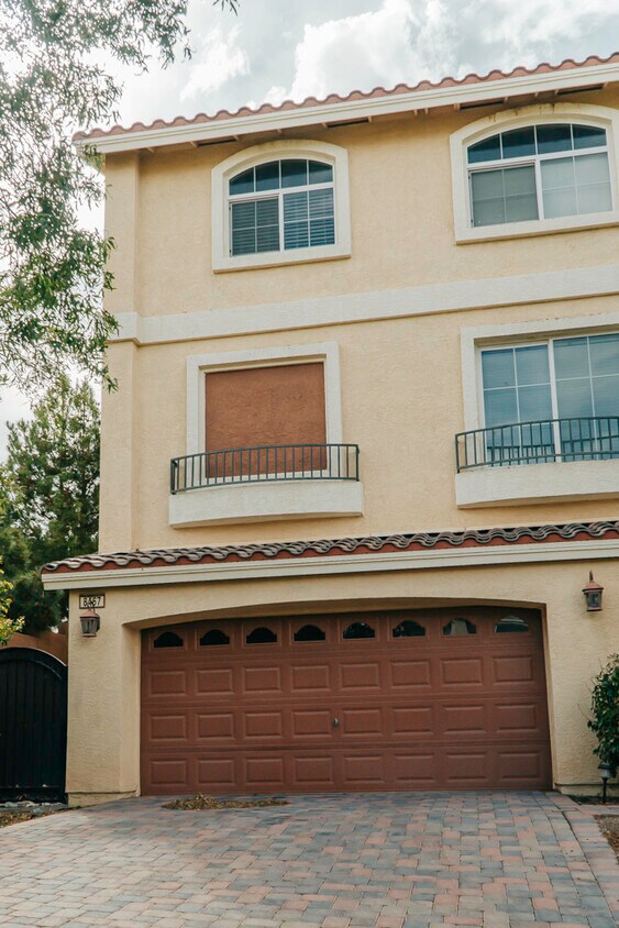 Primary Photo - 8467 Bismark Saphire St