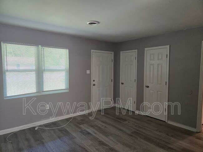 Building Photo - 3630 Columbine Dr