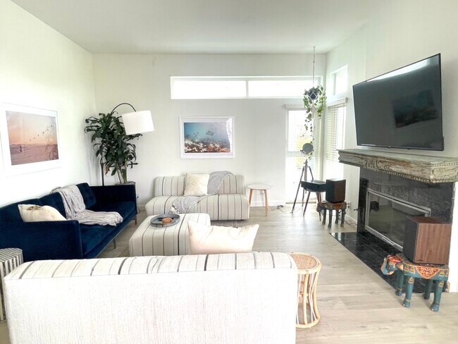 Building Photo - 32 28th Ave