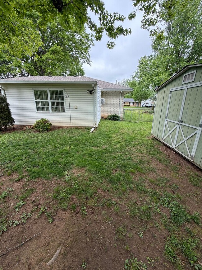 Foto del edificio - 3 Bedroom | 1 Bathroom | 2 Car Garage | Springfield MO!