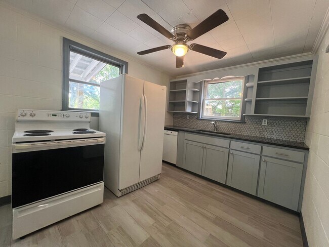Foto del edificio - 2 bed 1 bath BASEMENT LEVEL home!