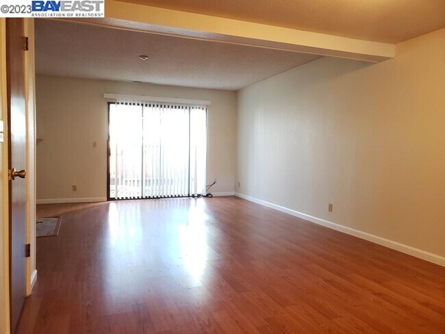 Foto del edificio - 6125 Thornton Ave