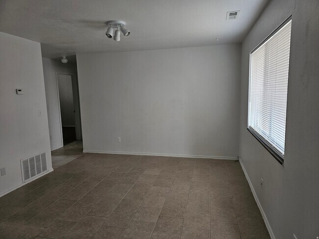 Foto del edificio - 215 N 400 W