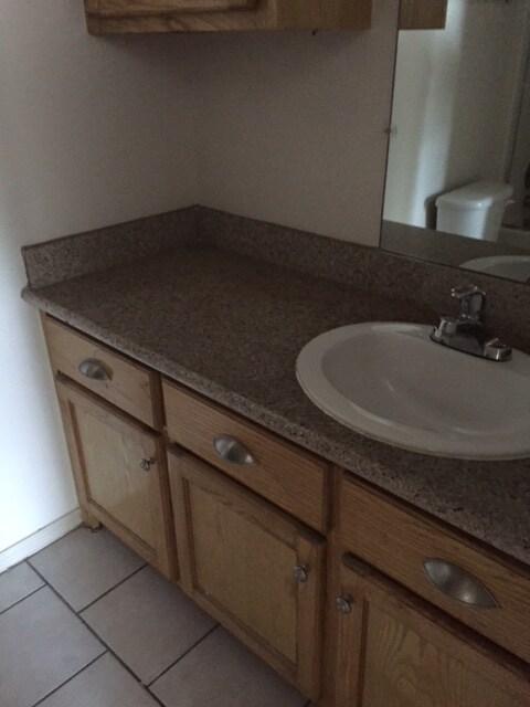 baño de la planta baja - 1503 West Fig Avenue