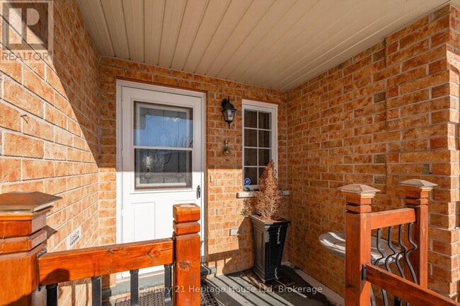 Building Photo - 37 Hasler Crescent