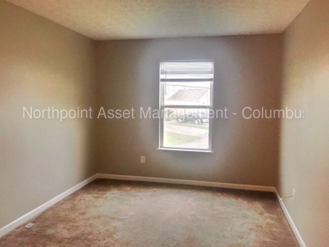 Building Photo - 400 Golden Valley Dr