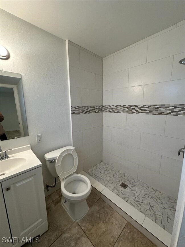 Foto del edificio - 4826 Marine Dr