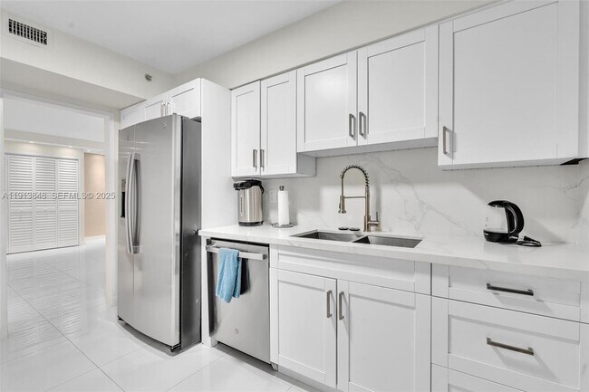 Foto del edificio - 9195 Collins Ave