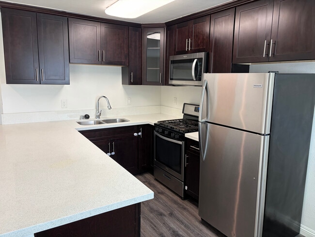 Gourmet kitchen with dishwasher - 278 E Washington Blvd