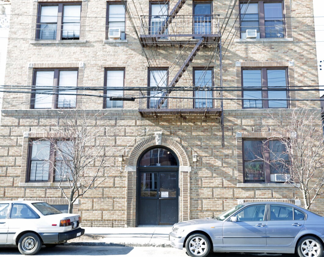Building Photo - 726 E 227th