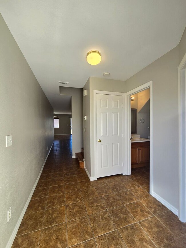 Foto del edificio - A Fabulous 4 Bedroom Home in N.Las Vegas 1 Bedroom Downstairs.