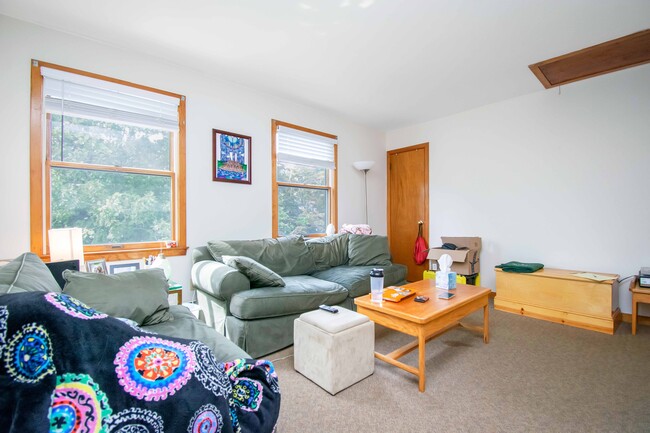Building Photo - 18 Ivy Pl