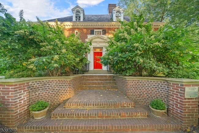 Building Photo - 655 Lake St