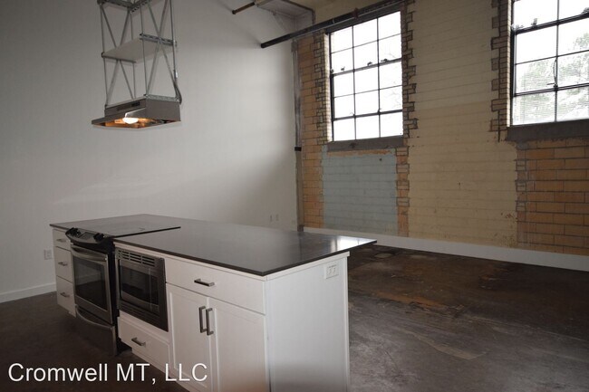 Building Photo - 1302 E 6th St