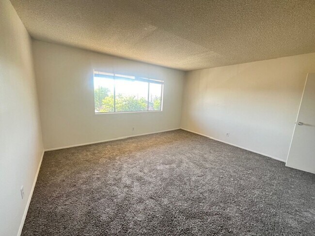 Building Photo - Townhome in 4-plex - near UNR - Covered Pa...