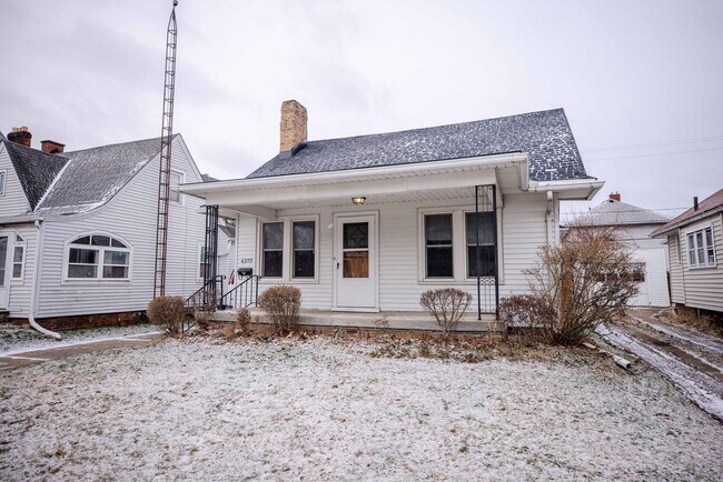 Foto del edificio - Beautiful two bedroom home with bonus room, fenced in back yard, garage, and full basement!