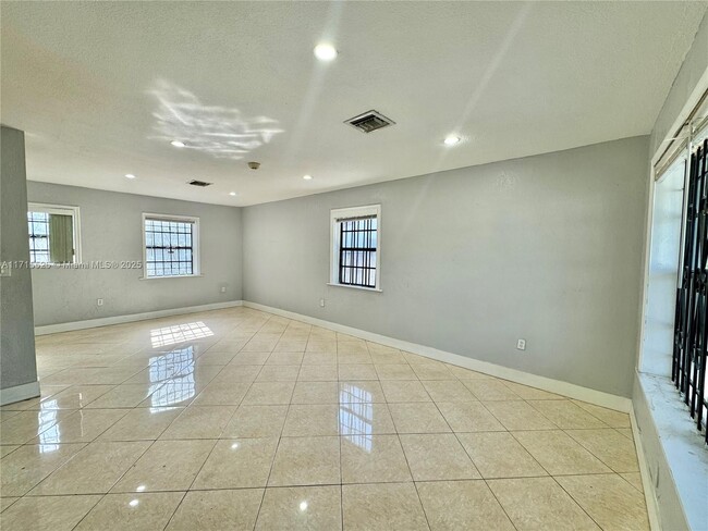 Foto del edificio - 1140 NW 128th Terrace