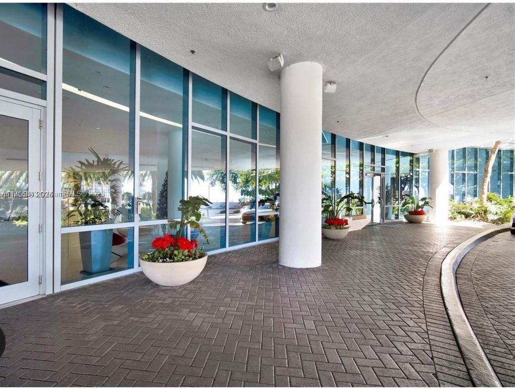 Foto principal - 601 NE 36th St