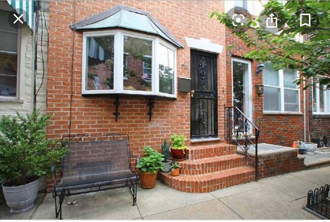 Building Photo - 711 Clymer St