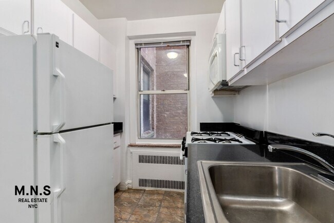Building Photo - 252 74th St