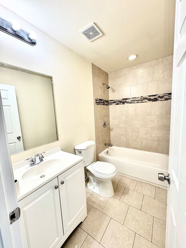 Foto del edificio - Spacious 4-Bedroom Townhome – Newly Renova...