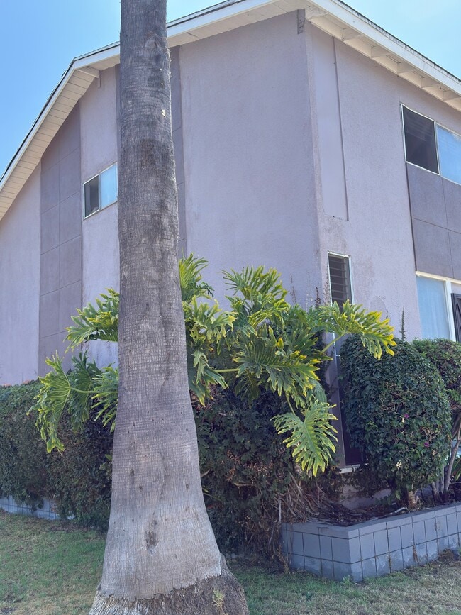 Building Photo - 704 W 105th St