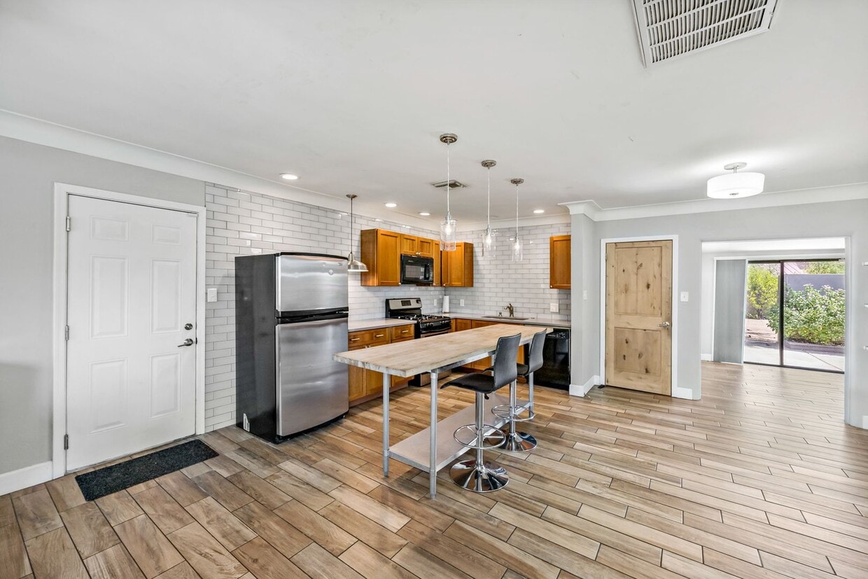 Primary Photo - Luxury housing ,Close to U of A! Newly Ren...