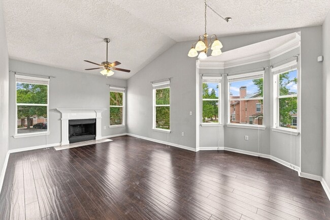 Building Photo - Absolutely Stunning 3 BR/2 BA/2 Car Garage Condo in gorgeous Gated New Tampa resort style community.