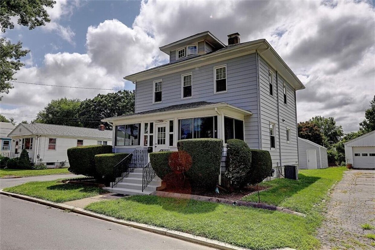 Primary Photo - Providence/Elmhurst – Gorgeous Single Fami...