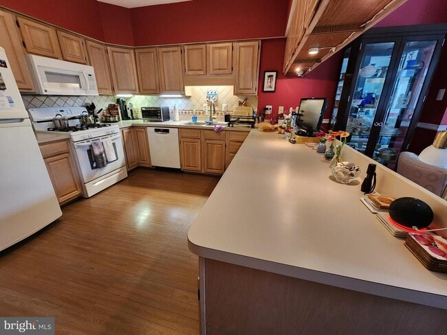 Building Photo - 108 E Del Ray Ave