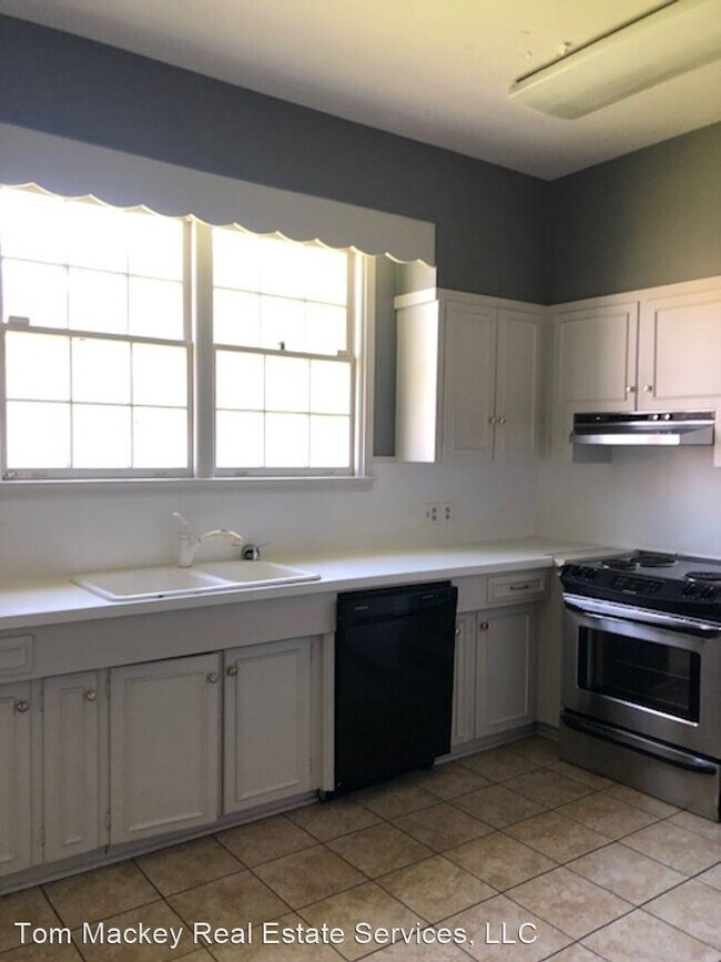 Building Photo - 4 br, 2.5 bath House - 267 E. Chimes St.