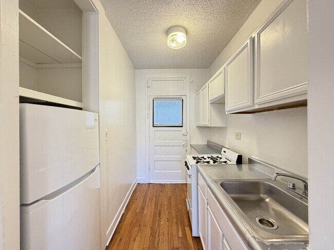 Foto del edificio - 836 W Cornelia Ave