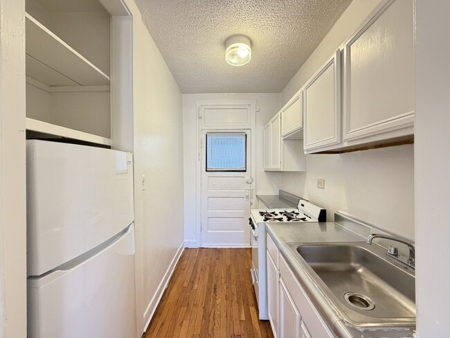 Building Photo - 836 W Cornelia Ave