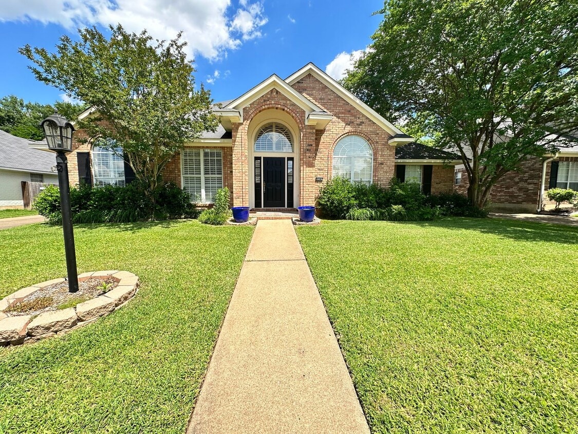 Primary Photo - ACADIANA PLACE-GORGEOUS HOME-SOUTHEAST SHR...