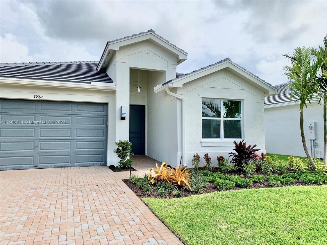 Primary Photo - 13582 SW Oceanus Blvd