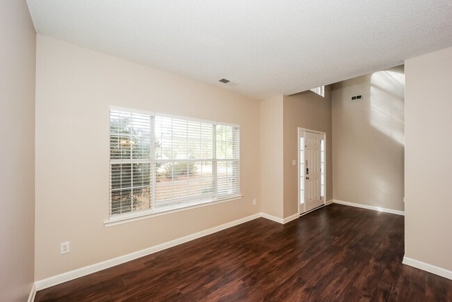 Building Photo - 19 Woodlake Dr