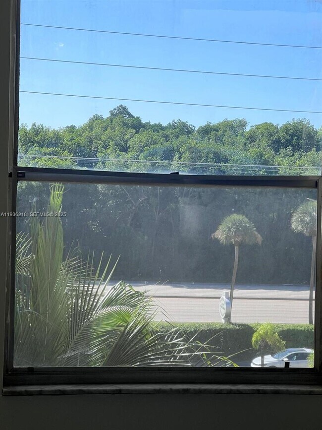 Foto del edificio - 2935 NE 163rd St