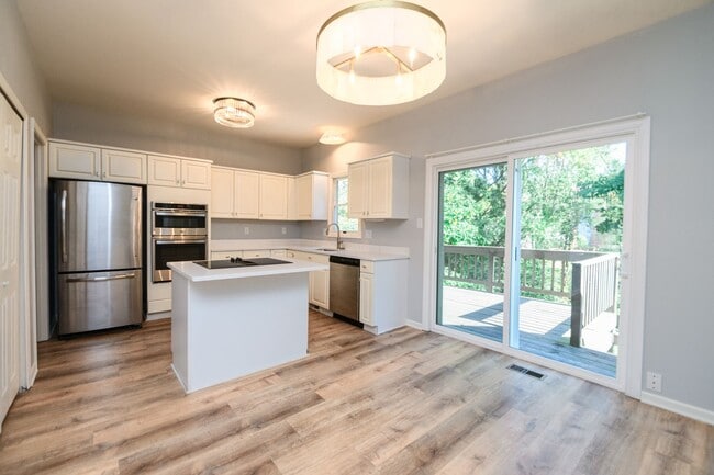 Building Photo - 5 bedroom / 2.5 bathroom Home for Rent in ...