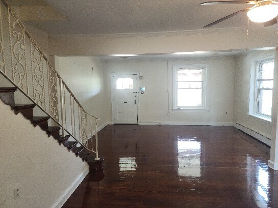 Sala de estar delantera - 2044 N 63rd St