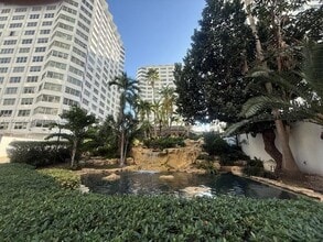 Building Photo - 999 Brickell Bay Dr