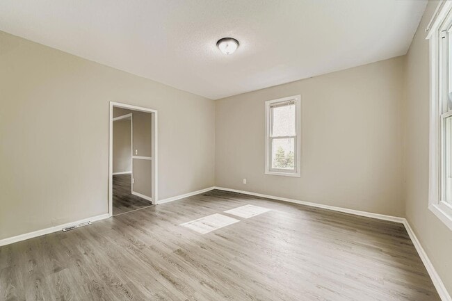 Building Photo - 707 Jenks Ave E