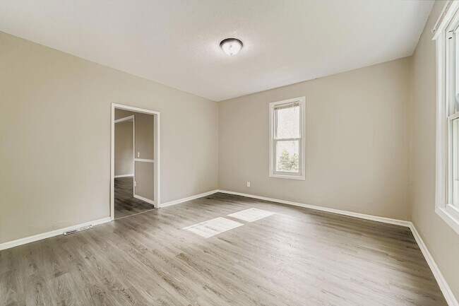 Foto del edificio - 707 Jenks Ave E