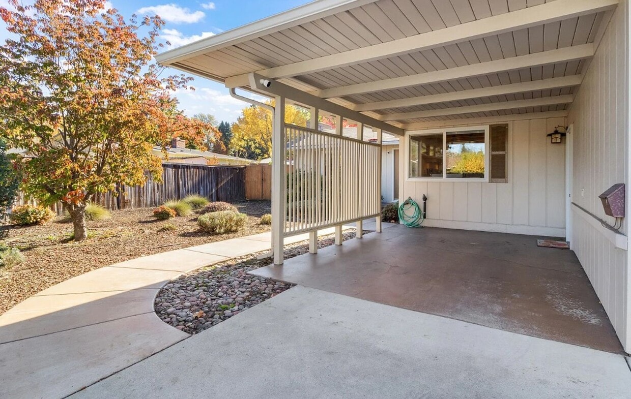 Building Photo - East Medford 3 Bedroom 2 Bathroom