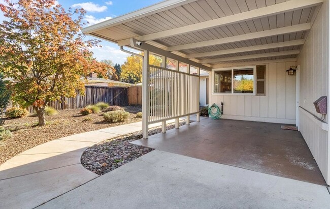 Building Photo - $300 OFF 1st Month's RENT!! - East Medford...
