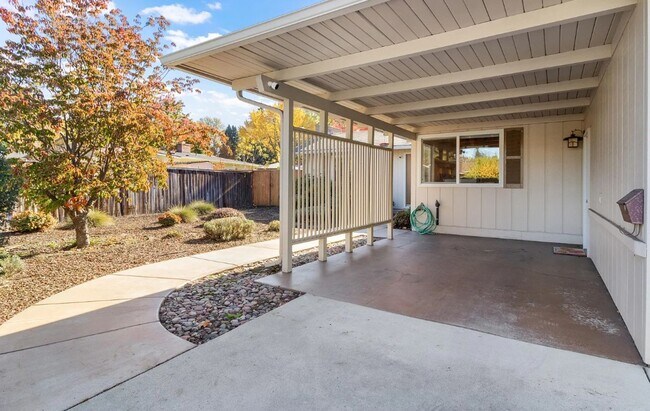 Foto del edificio - $300 OFF 1st Month's RENT!! - East Medford...