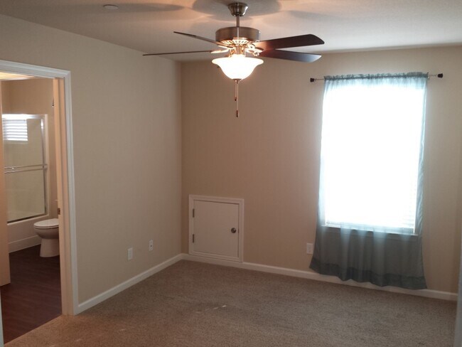 Building Photo - Townhouse In Prime Location